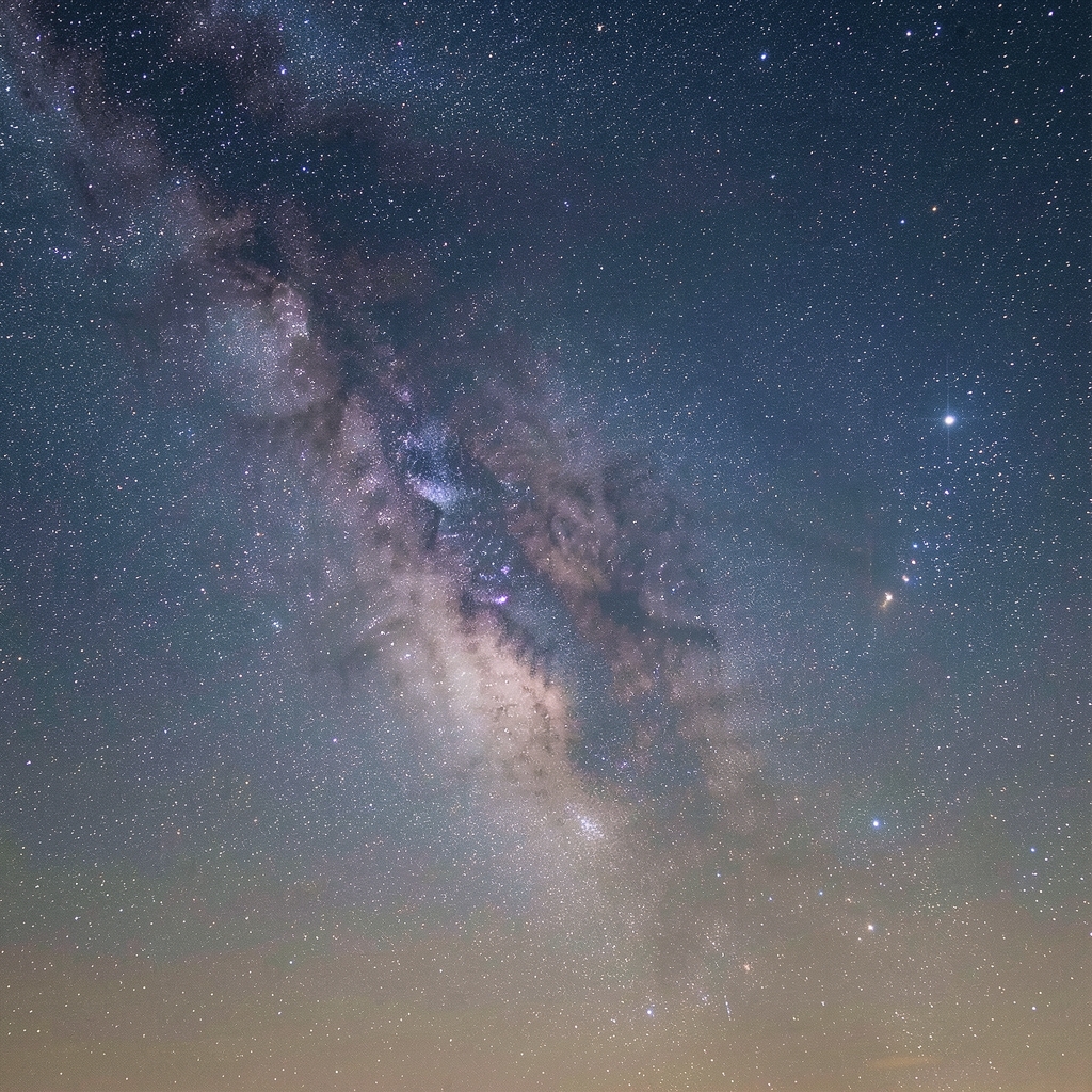 Cielo nocturno estrellado sobre Buenos Aires con la Vía Láctea visible